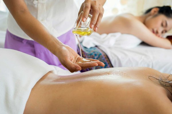 Quels sont les avantages de l'utilisation d'une huile de massage aux agrumes pour revitaliser le corps ?
