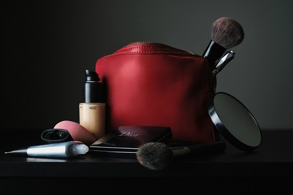 Quels sont les indispensables pour une trousse de maquillage minimaliste?